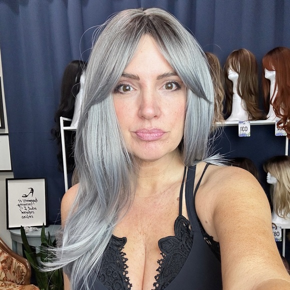 Silver Gray Long Layered Wig with Side Bangs – Soft Wavy Synthetic Hair - New - Picture 3 of 6